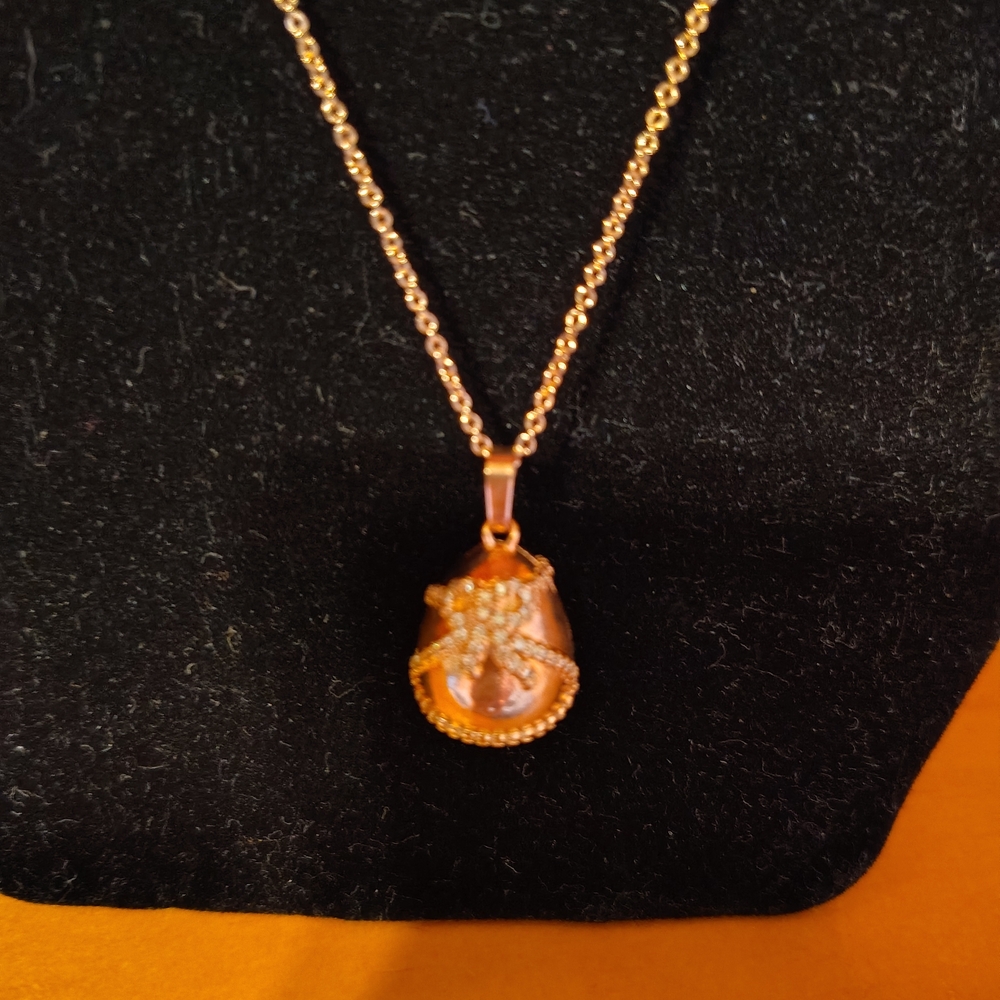 Elegant Gold Pendant Necklace